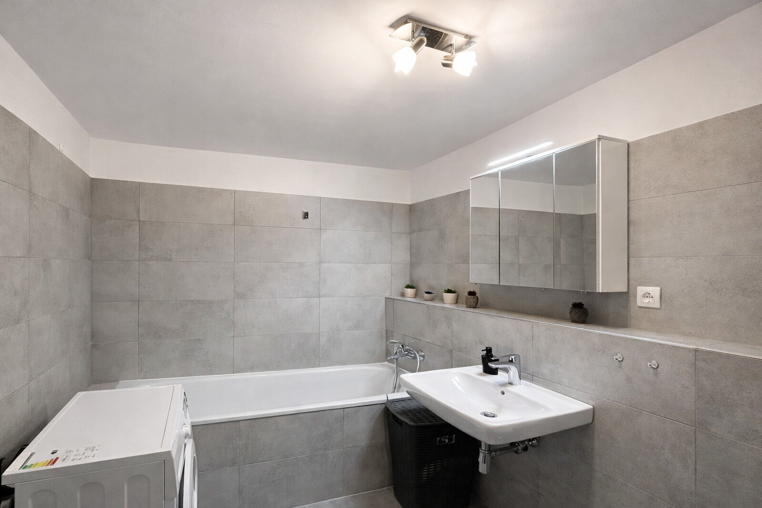 OFF PONUKA - NA PREDAJ – KOMPLETNE ZARIADENÝ 1-IZBOVÝ APARTMÁN S LOGGIOU – NOVOSTAVBA RENDEZ – RAČA