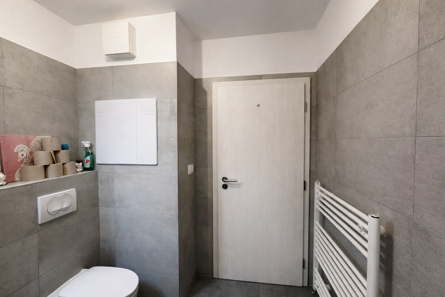 OFF PONUKA - NA PREDAJ – KOMPLETNE ZARIADENÝ 1-IZBOVÝ APARTMÁN S LOGGIOU – NOVOSTAVBA RENDEZ – RAČA