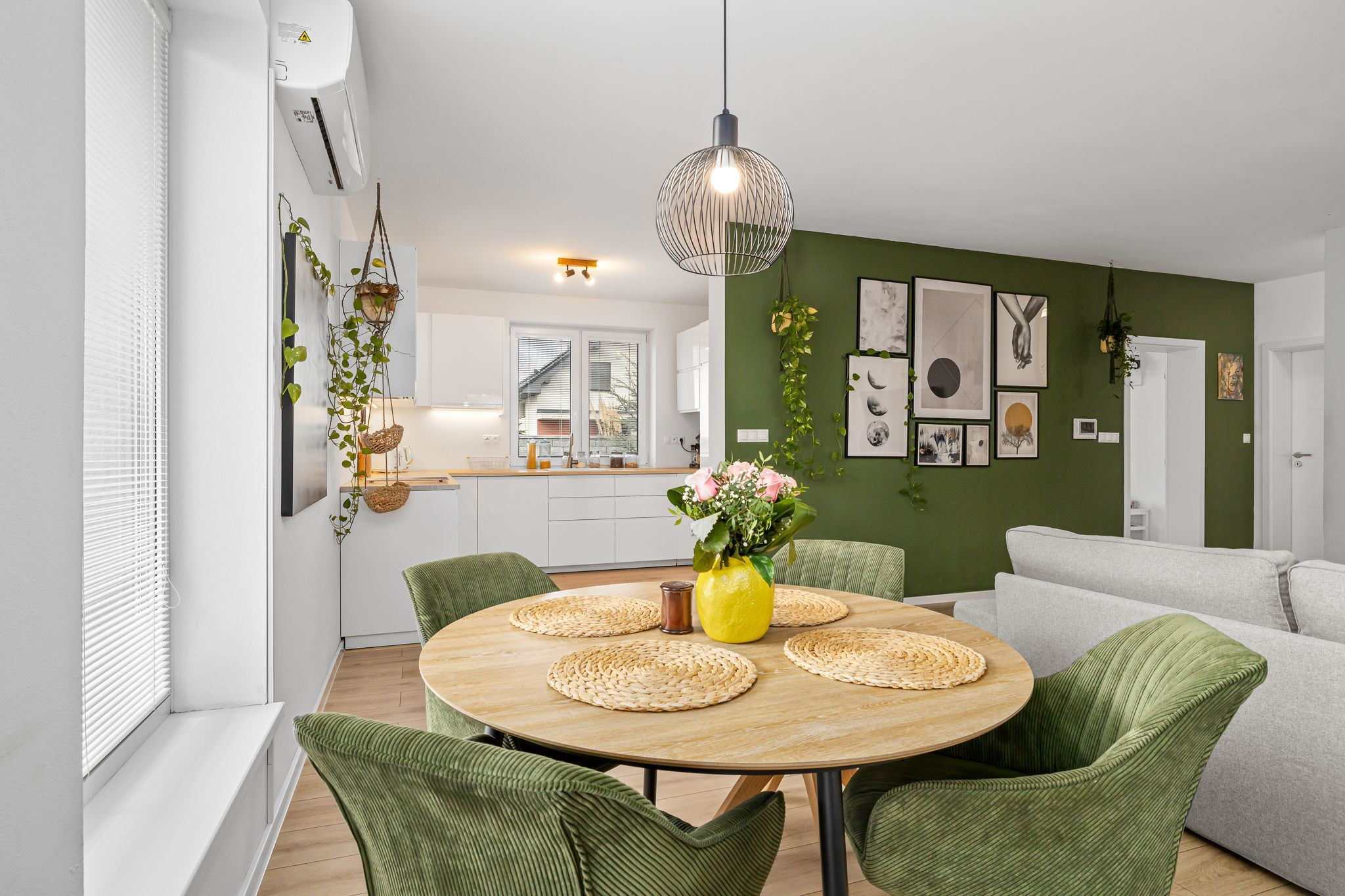 BE.LIVE COMPANY- 4-IZBOVÝ- DIZAJNOVÝ-BUNGALOV- BAZÉN- MILOSLAVOV