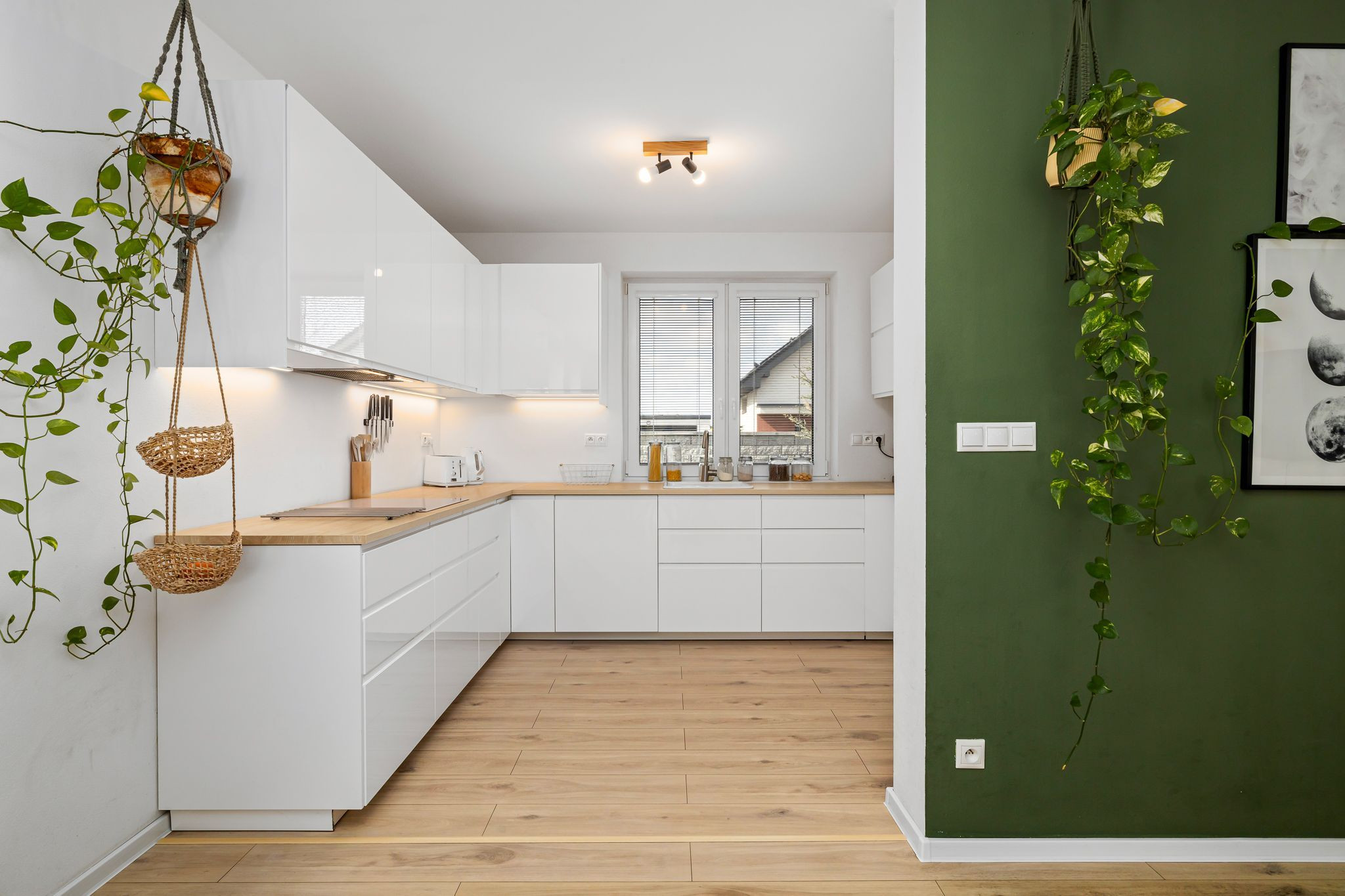 BE.LIVE COMPANY- 4-IZBOVÝ- DIZAJNOVÝ-BUNGALOV- BAZÉN- MILOSLAVOV