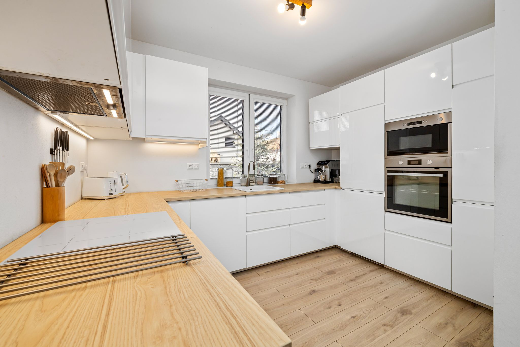 BE.LIVE COMPANY- 4-IZBOVÝ- DIZAJNOVÝ-BUNGALOV- BAZÉN- MILOSLAVOV