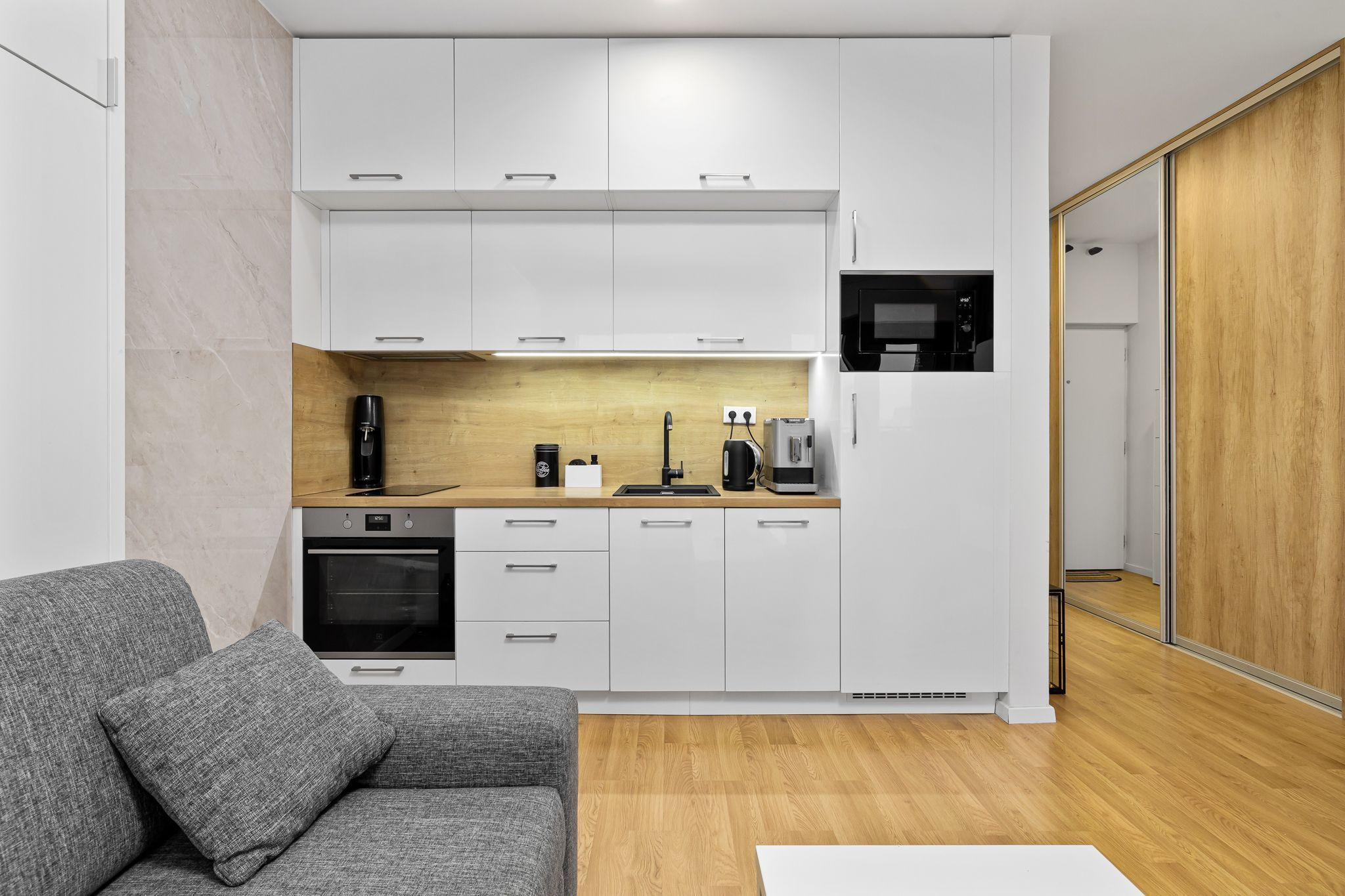 BE.LIVE COMPANY | NA PREDAJ | ŠTÝLOVÝ 1-IZBOVÝ BYT | ZARIADENÝ NA MIERU | BALKÓN | KOBKA V CENE | TEHELNÉ POLE - BAJKALSKÁ