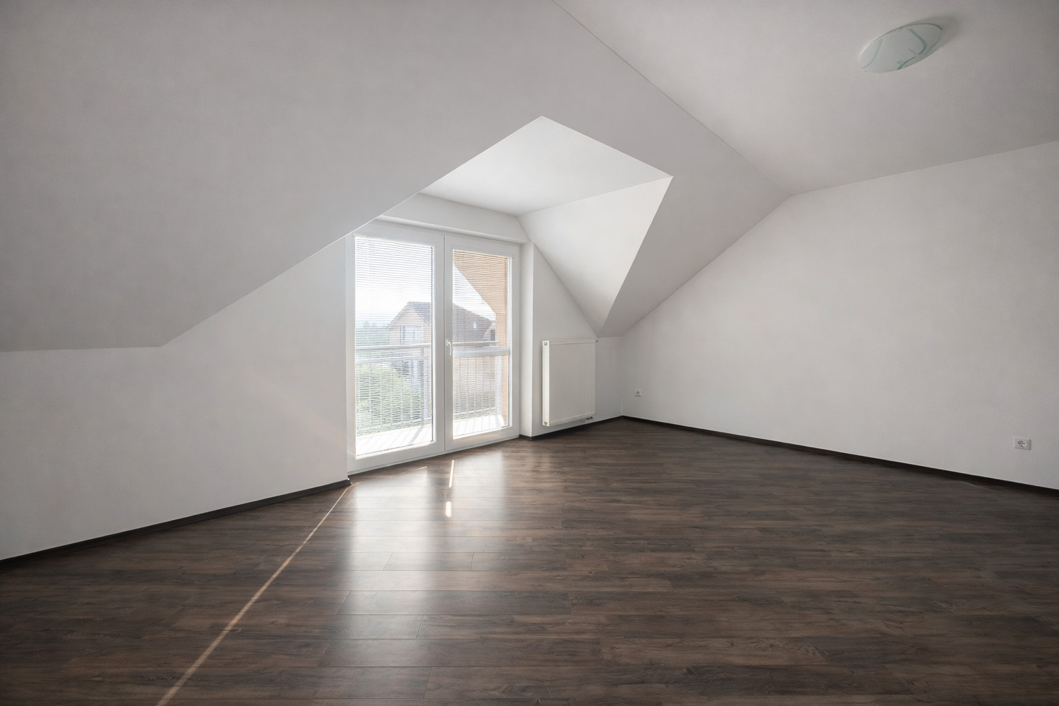 BE.LIVE COMPANY - NA PREDAJ – VEĽKORYSÝ 3-IZBOVÝ BYT S 4 BALKÓNMI – VEĽKÁ PIVNICA - PARKING - STUPAVA, DLHÁ ULICA