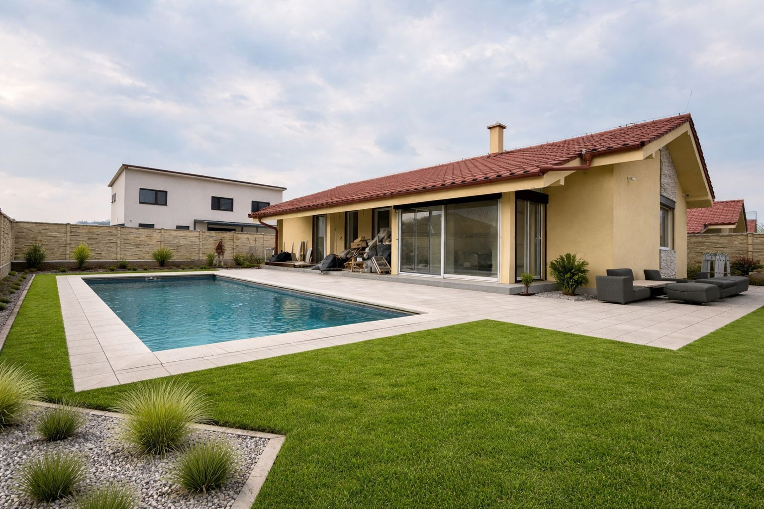 BE.LIVE COMPANY- PREDAJ- ŠTÝLOVÝ- 4-IZBOVÝ- BUNGALOV- BAZÉN– MILOSLAVOV