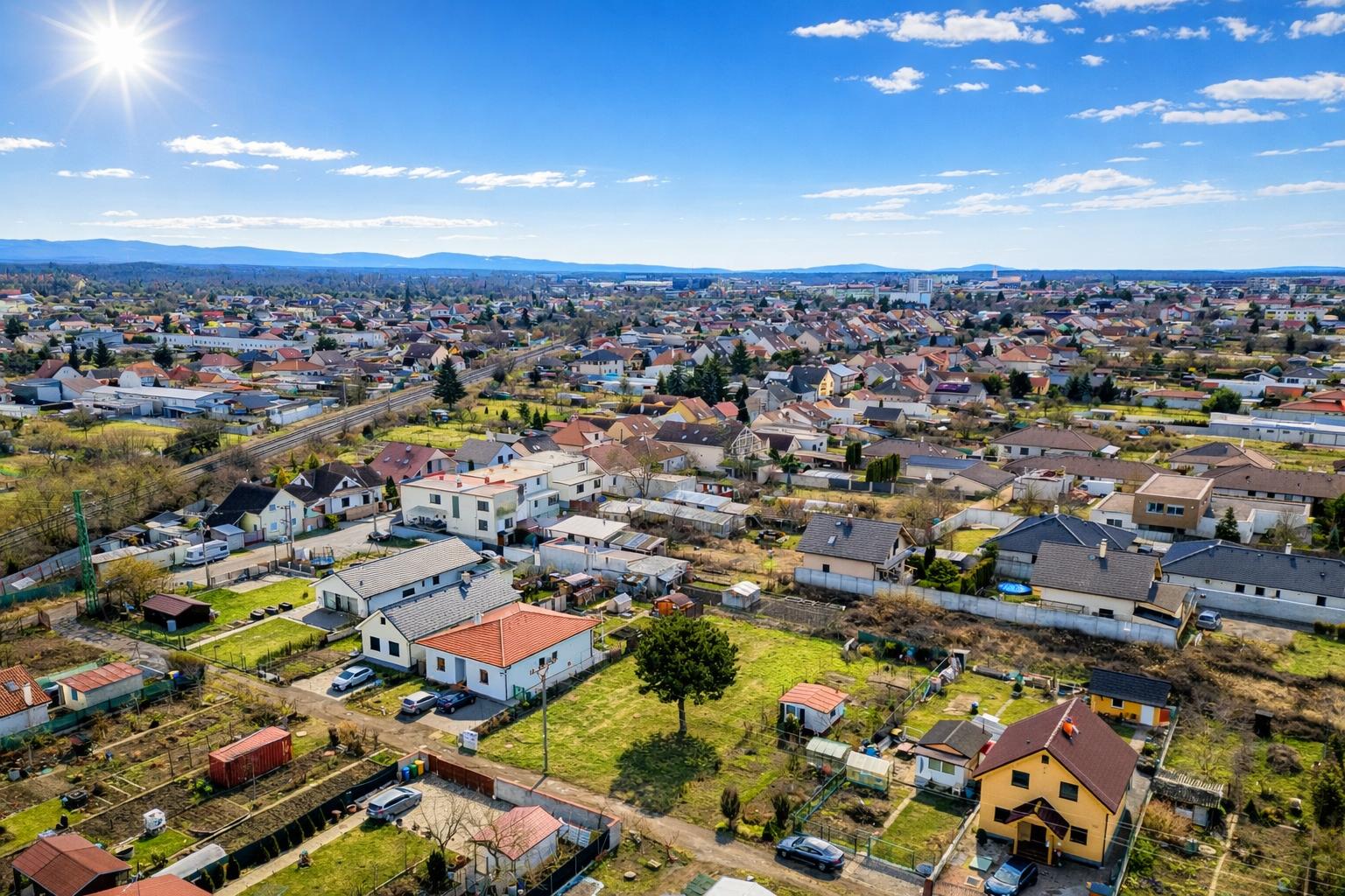 BE.LIVE COMPANY – NA PREDAJ SLNEČNÝ POZEMOK - TICHÁ LOKALITA - BLÍZKO CENTRA - MALACKY