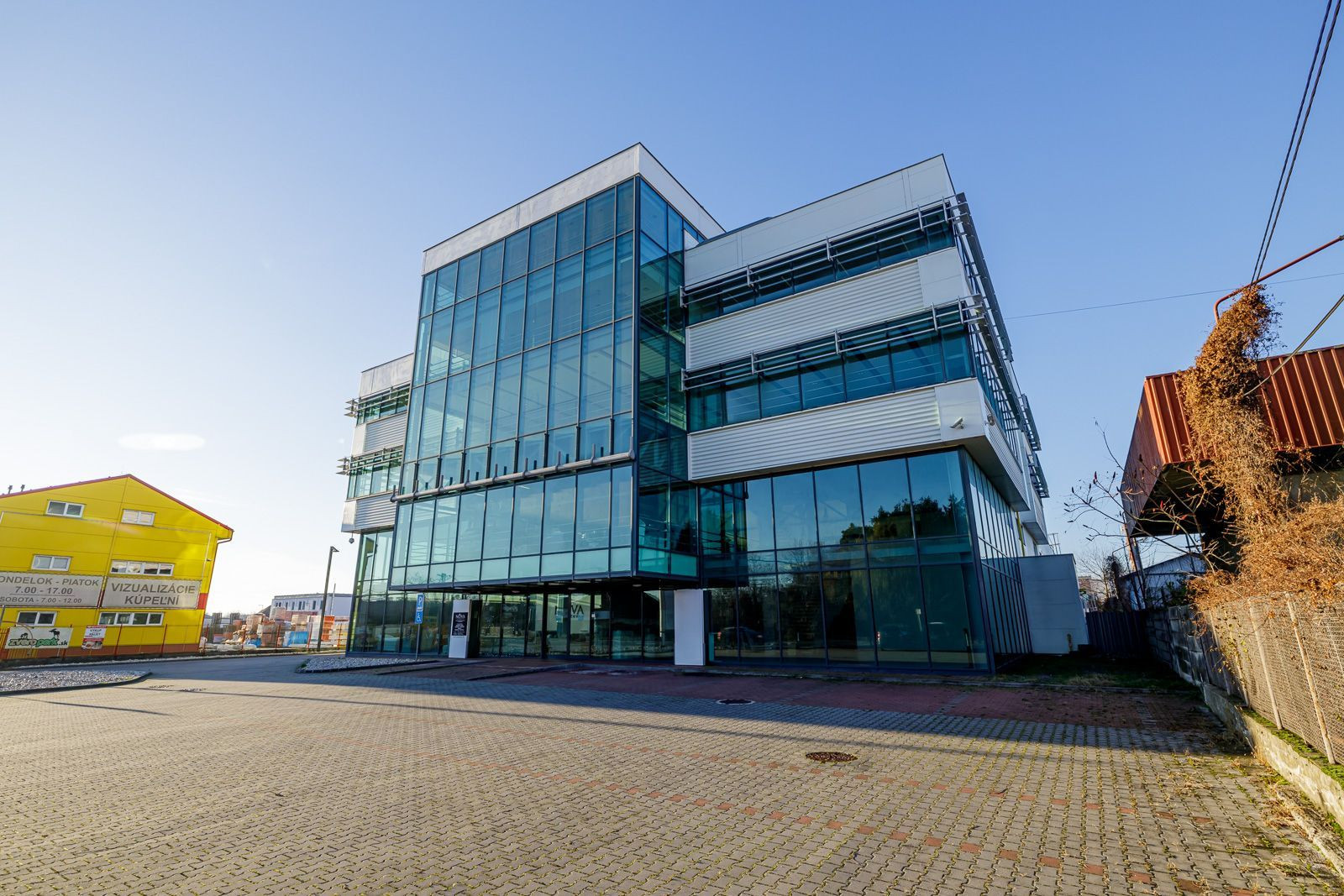 BE.LIVE COMPANY– PRENÁJOM– ADMINISTRATÍVNA BUDOVA– SHOWROOM- KANCELÁRIE- NOVOZÁMOCKÁ, NITRA