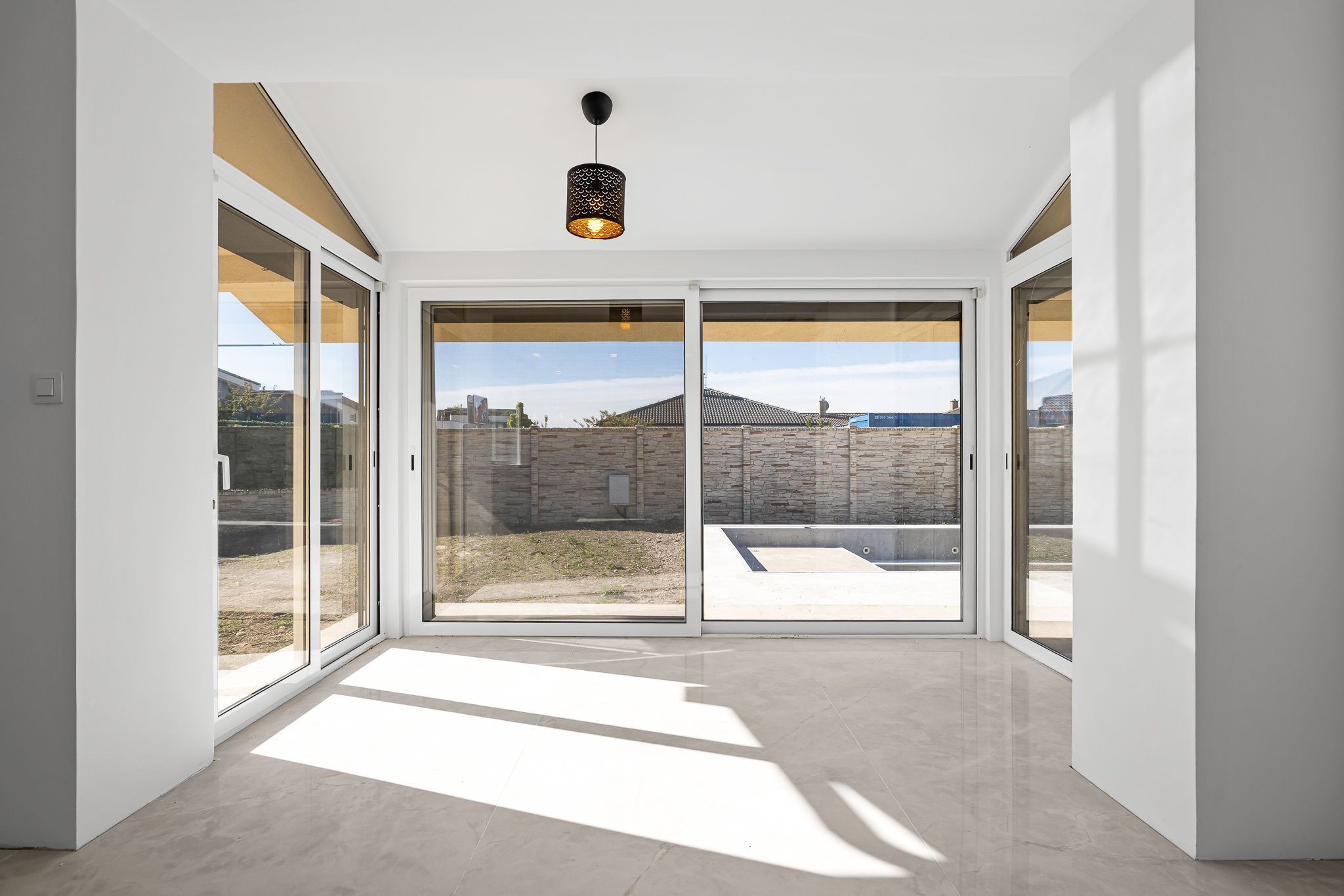 BE.LIVE COMPANY- PREDAJ- 4-IZBOVÝ MODERNÝ BUNGALOV S BAZÉNOM- MILOSLAVOV