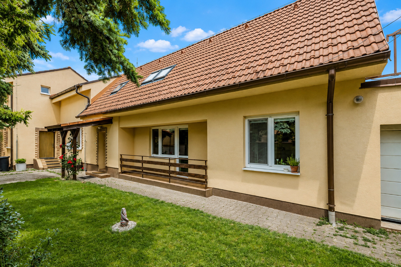 BE.LIVE COMPANY – NA PREDAJ – VEĽKORYSÝ RODINNÝ DOM S PRÍSTAVBOU – ZÁHORSKÁ BYSTRICA – DONSKÁ ULICA