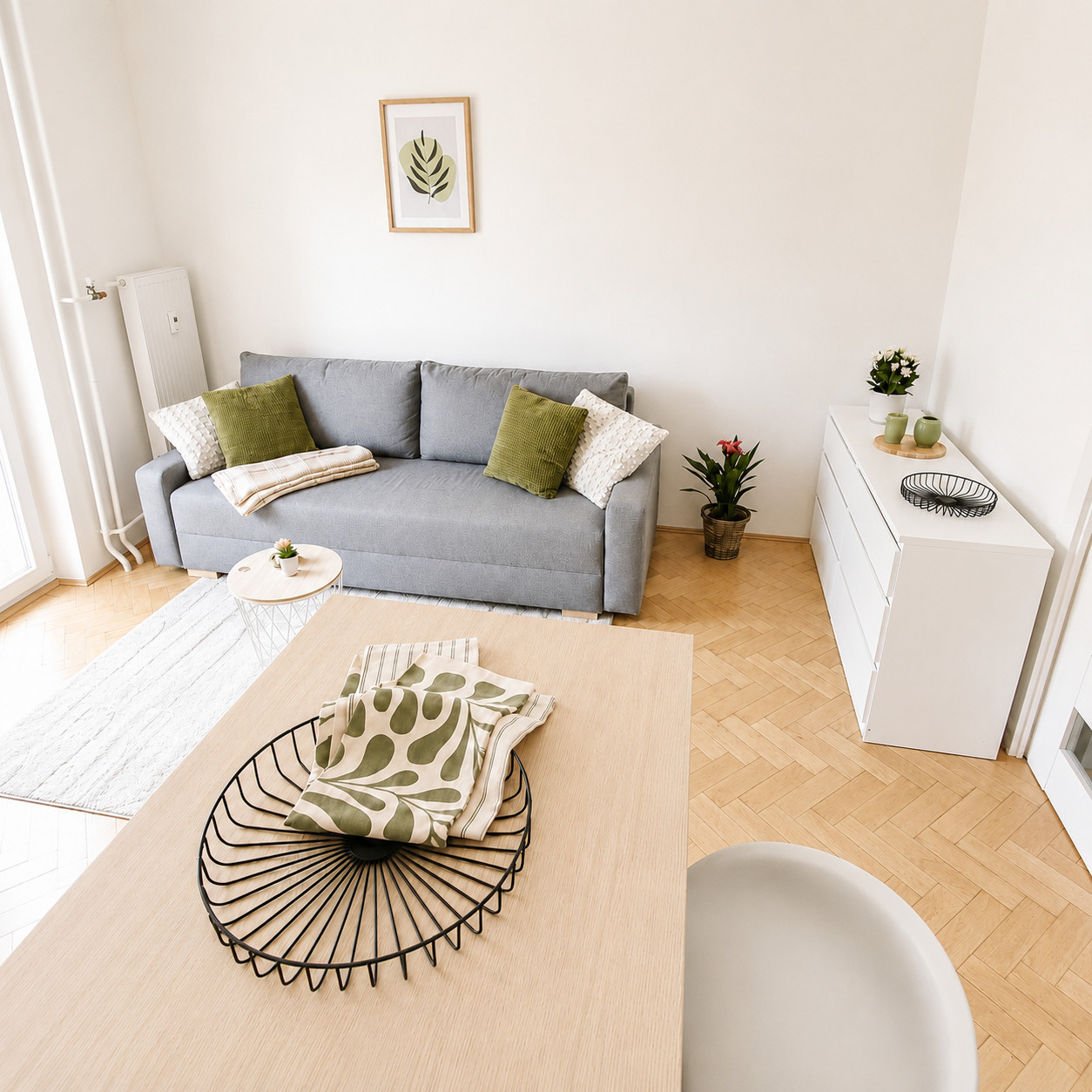 NA PREDAJ- KOMPLETNE ZREKONŠTRUOVANÝ - MODERNÝ 1- IZBOVÝ BYT S ODDELENOU SPÁĽŇOU A BALKÓNOM- BRATISLAVA- NOVÉ MESTO- ČSL PARAŠUTISTOV 