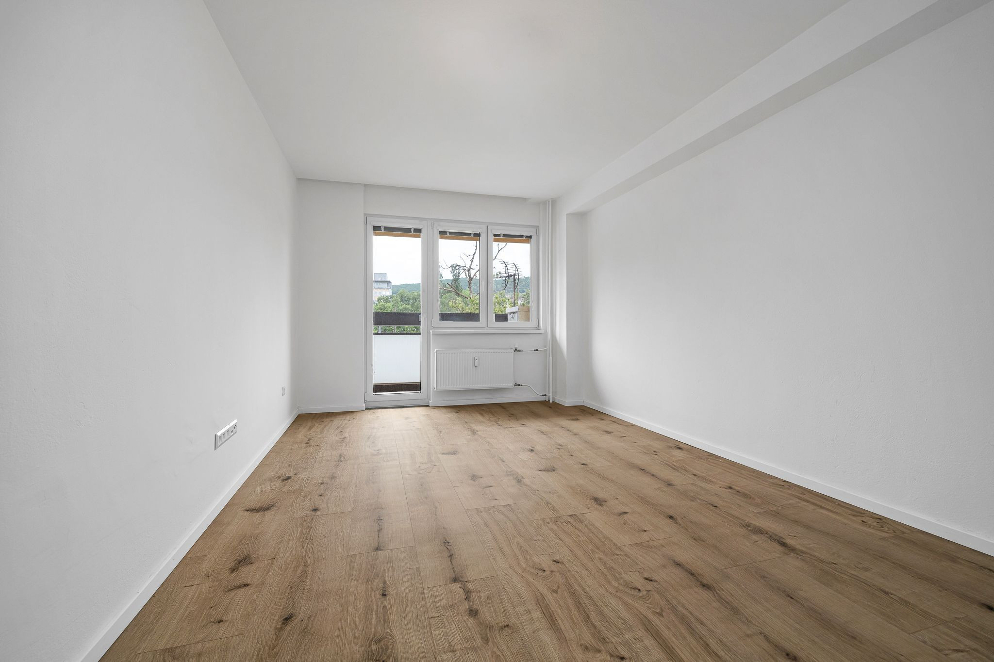 BE.LIVE COMPANY- NA PREDAJ- mZREKONŠTRUOVANÝ- 3- IZBOVÝ BYT- LOGGIA- PIVNIČNÁ KOBKA- NOBELOVA ULICA- BRATISLAVA