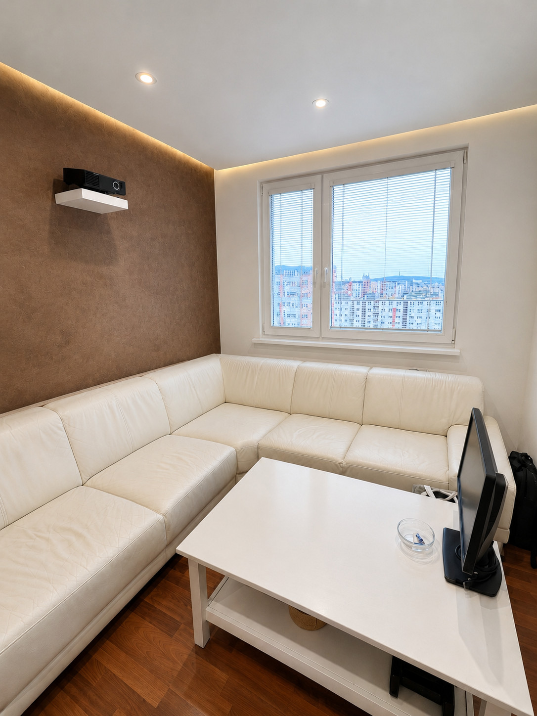 OFF PONUKA – NA PREDAJ – PRIESTRANNÝ 3-IZBOVÝ BYT – 69 m² + LODŽIA – KLIMATIZÁCIA – BUDATÍNSKA – PETRŽALKA