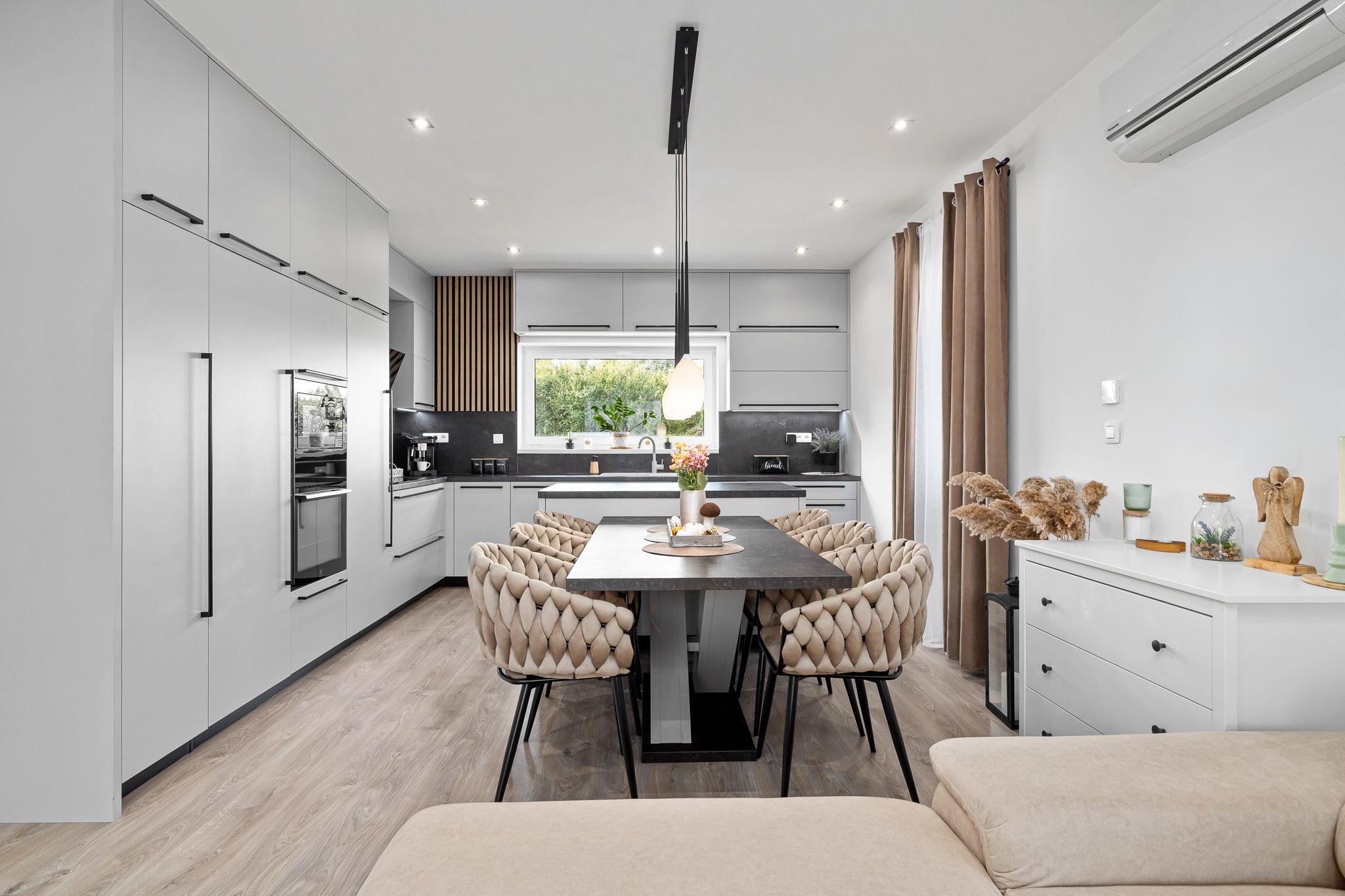 BE.LIVE COMPANY | PREDAJ | 4-IZBOVÝ RODINNÝ DOM S VEĽKOU GARÁŽOU | 704 m² POZEMOK | KVETOSLAVOV – NOVÁ TULIPA
