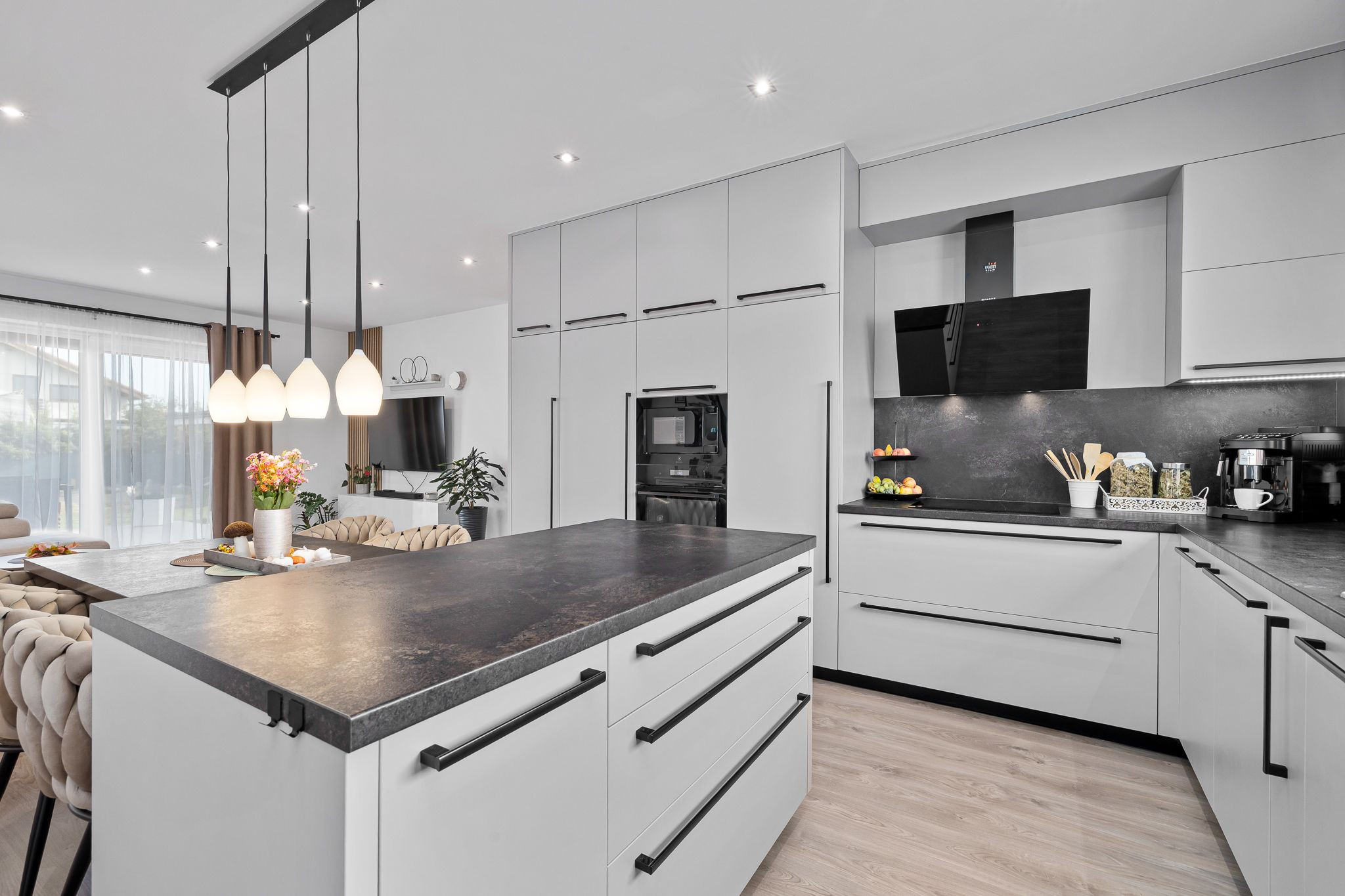 BE.LIVE COMPANY | PREDAJ | 4-IZBOVÝ RODINNÝ DOM S VEĽKOU GARÁŽOU | 704 m² POZEMOK | KVETOSLAVOV – NOVÁ TULIPA