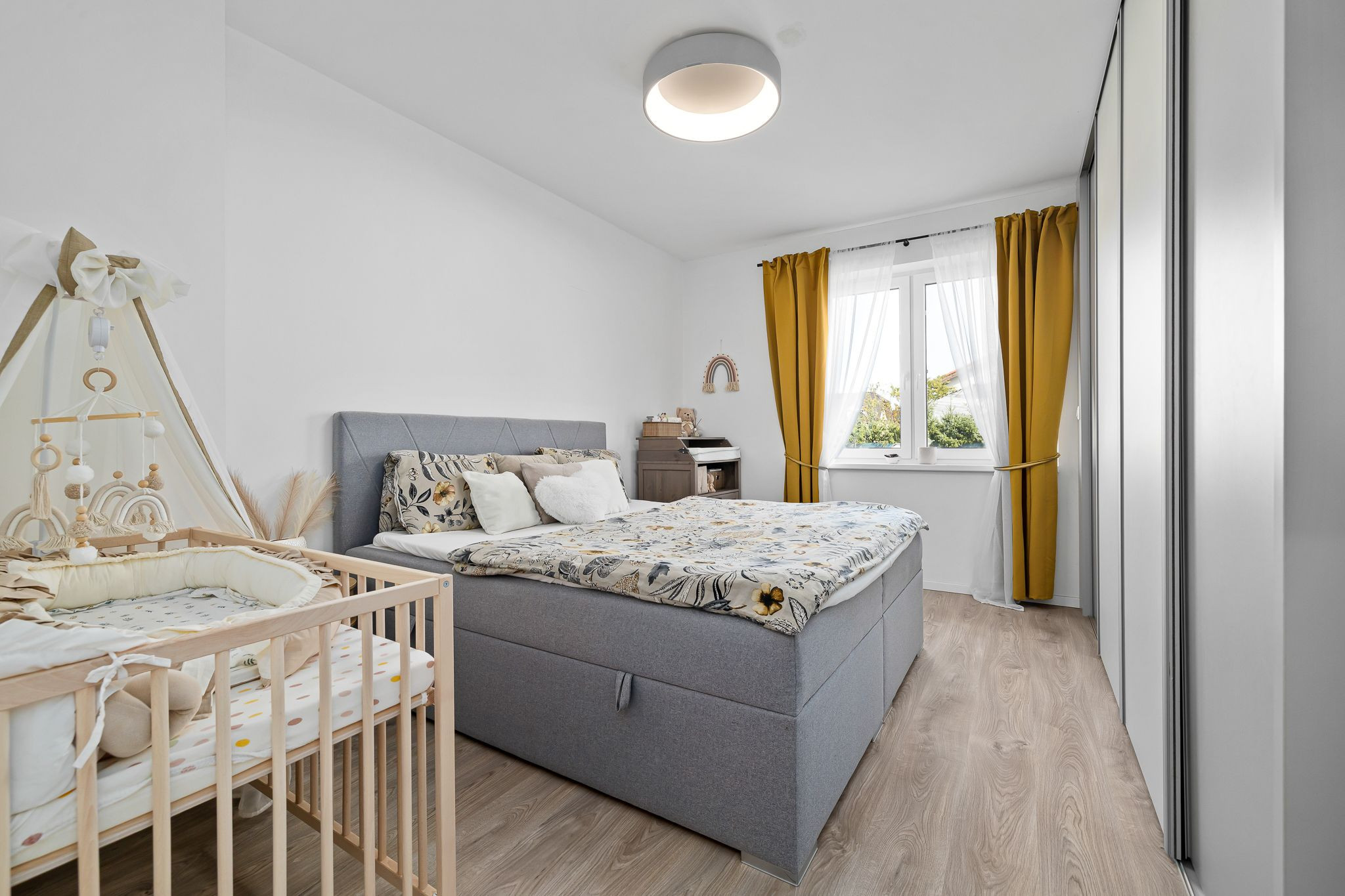 BE.LIVE COMPANY | PREDAJ | 4-IZBOVÝ RODINNÝ DOM S VEĽKOU GARÁŽOU | 704 m² POZEMOK | KVETOSLAVOV – NOVÁ TULIPA