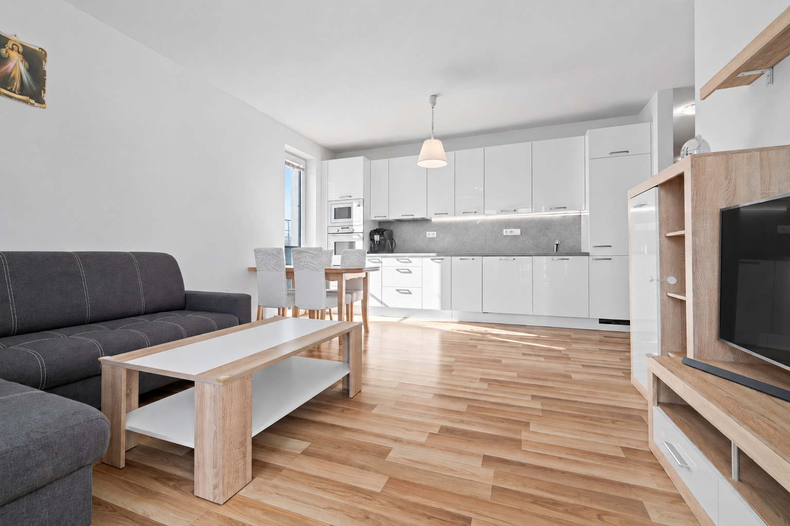 BE.LIVE COMPANY- PREDAJ - SVETLÝ 3-IZBOVÝ BYT S DVOMA BALKÓNMI A PARKOVANÍM – NA PIESKU, RUŽINOV