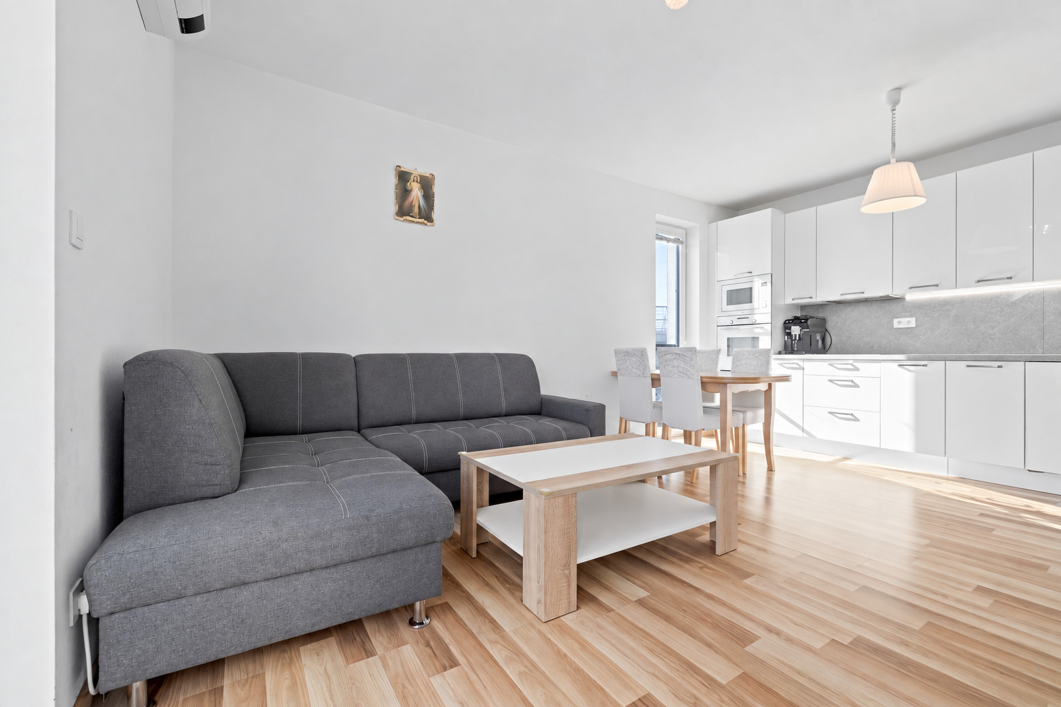 BE.LIVE COMPANY- PREDAJ - SVETLÝ 3-IZBOVÝ BYT S DVOMA BALKÓNMI A PARKOVANÍM – NA PIESKU, RUŽINOV