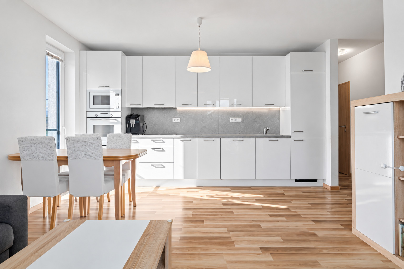 BE.LIVE COMPANY- PREDAJ-SVETLÝ 3-IZBOVÝ BYT S DVOMA BALKÓNMI A PARKOVANÍM – NA PIESKU, RUŽINOV