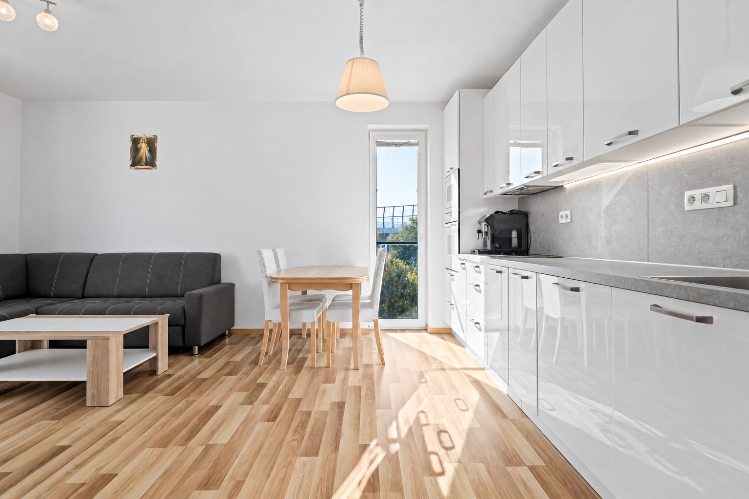 BE.LIVE COMPANY- PREDAJ-SVETLÝ 3-IZBOVÝ BYT S DVOMA BALKÓNMI A PARKOVANÍM – NA PIESKU, RUŽINOV