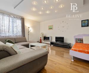 PREDAJ- MODERNÝ- 3IZBOVÝ BYT- PARKOVACIE MIESTO-STARÉ MESTO