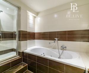 PREDAJ- MODERNÝ- 3IZBOVÝ BYT- PARKOVACIE MIESTO-STARÉ MESTO