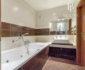 PREDAJ- MODERNÝ- 3IZBOVÝ BYT- PARKOVACIE MIESTO-STARÉ MESTO