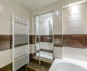 PREDAJ- MODERNÝ- 3IZBOVÝ BYT- PARKOVACIE MIESTO-STARÉ MESTO