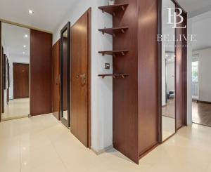 PREDAJ- MODERNÝ- 3IZBOVÝ BYT- PARKOVACIE MIESTO-STARÉ MESTO