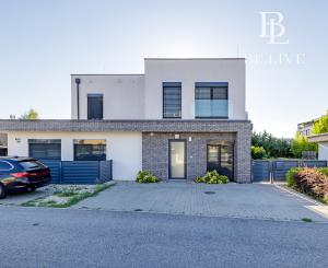 PRENÁJOM- 4-IZBOVÝ MODERNÝ- RODINNÝ DOM- MALINOVO/ TRI VODY