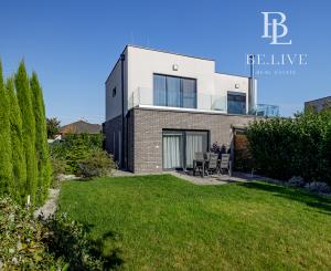 PRENÁJOM- 4-IZBOVÝ MODERNÝ- RODINNÝ DOM- MALINOVO/ TRI VODY