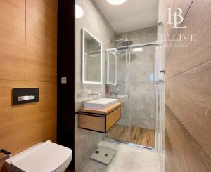 OFF PONUKA - LUXUSNÝ PENTHOUSE - PANORAMATICKÝ VÝHĽAD- TERASA- 4-IZBOVÝ - KOLIBA