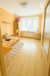 OFF PONUKA - SLNEČNÝ 2-IZBOVÝ BYT – MOŽNOSŤ 3 IZIEB- RAČA –KRASŇANY