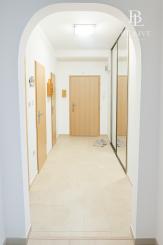 OFF PONUKA - SLNEČNÝ 2-IZBOVÝ BYT – MOŽNOSŤ 3 IZIEB- RAČA –KRASŇANY