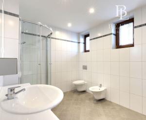 OFF PONUKA - PRIESTRANNÝ 8-IZBOVÝ DOM – TICHÁ VILOVÁ ŠTVRŤ – MOŽNOSŤ 2 BYTOVÝCH JEDNOTIEK – DÚBRAVKA