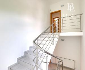 OFF PONUKA - PRIESTRANNÝ 8-IZBOVÝ DOM – TICHÁ VILOVÁ ŠTVRŤ – MOŽNOSŤ 2 BYTOVÝCH JEDNOTIEK – DÚBRAVKA