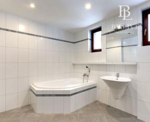 OFF PONUKA - PRIESTRANNÝ 8-IZBOVÝ DOM – TICHÁ VILOVÁ ŠTVRŤ – MOŽNOSŤ 2 BYTOVÝCH JEDNOTIEK – DÚBRAVKA