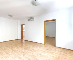 OFF PONUKA - PRIESTRANNÝ 8-IZBOVÝ DOM – TICHÁ VILOVÁ ŠTVRŤ – MOŽNOSŤ 2 BYTOVÝCH JEDNOTIEK – DÚBRAVKA