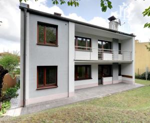 OFF PONUKA - PRIESTRANNÝ 8-IZBOVÝ DOM – TICHÁ VILOVÁ ŠTVRŤ – MOŽNOSŤ 2 BYTOVÝCH JEDNOTIEK – DÚBRAVKA