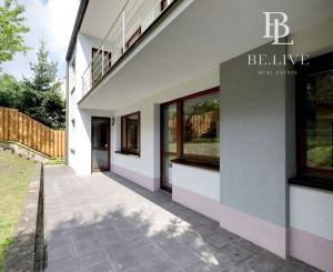 OFF PONUKA - PRIESTRANNÝ 8-IZBOVÝ DOM – TICHÁ VILOVÁ ŠTVRŤ – MOŽNOSŤ 2 BYTOVÝCH JEDNOTIEK – DÚBRAVKA