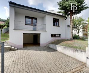 OFF PONUKA - PRIESTRANNÝ 8-IZBOVÝ DOM – TICHÁ VILOVÁ ŠTVRŤ – MOŽNOSŤ 2 BYTOVÝCH JEDNOTIEK – DÚBRAVKA