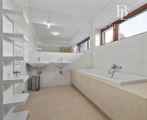 PREDAJ- INVESTIČNÝ- 5- IZBOVÝ- DOM- S BAZÉNOM- KARLOVÁ VES- BRATISLAVA 