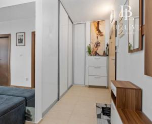 BE.LIVE COMPANY- PREDAJ- KRÁSNY VEĽKOMETRÁŽNY 2i BYT- S GARÁŽOVÝM STÁTÍM A PIVNICOU