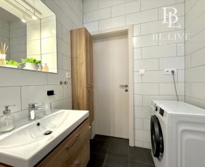 BE.LIVE COMPANY- PRENÁJOM- SVETLÝ- PRIESTRANNÝ- 3-IZBOVÝ BYT- STARÉ MESTO 