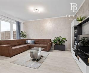 BE.LIVE COMPANY- NA PREDAJ- ELEGANTNÝ- 3-IZBOVÝ BYT- PREMENENÝ- NA PRIESTRANNÝ- MODERNÝ- 2-IZBOVÝ- SO ZÁHRADOU- MALÝ BIEL