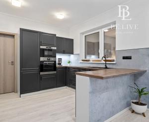 BE.LIVE COMPANY- NA PREDAJ- ELEGANTNÝ- 3-IZBOVÝ BYT- PREMENENÝ- NA PRIESTRANNÝ- MODERNÝ- 2-IZBOVÝ- SO ZÁHRADOU- MALÝ BIEL