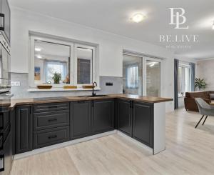 BE.LIVE COMPANY- NA PREDAJ- ELEGANTNÝ- 3-IZBOVÝ BYT- PREMENENÝ- NA PRIESTRANNÝ- MODERNÝ- 2-IZBOVÝ- SO ZÁHRADOU- MALÝ BIEL