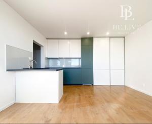 NA PREDAJ – 1,5-IZBOVÝ BYT PO KOMPLETNEJ REKONŠTRUKCII – ZASKLENÁ LOGGIA – KLIMATIZÁCIA – TICHÁ LOKALITA – DEVÍNSKA NOVÁ VES