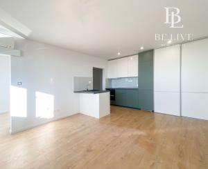 NA PREDAJ – 1,5-IZBOVÝ BYT PO KOMPLETNEJ REKONŠTRUKCII – ZASKLENÁ LOGGIA – KLIMATIZÁCIA – TICHÁ LOKALITA – DEVÍNSKA NOVÁ VES