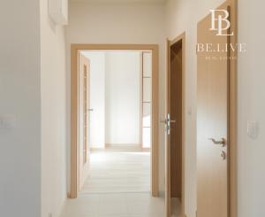 NA PREDAJ –  2-IZBOVÝ BYT PO KOMPLETNEJ REKONŠTRUKCII – BALKÓN – TEHLOVÝ DOM – RUŽINOV