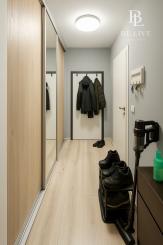 NA PREDAJ - 1-IZBOVÝ BYT S BALKÓNOM V PROJEKTE SLNEČNICE – KOMPLETNE ZARIADENÝ – KLIMATIZÁCIA – NOVOSTAVBA