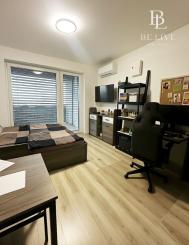 NA PREDAJ - 1-IZBOVÝ BYT S BALKÓNOM V PROJEKTE SLNEČNICE – KOMPLETNE ZARIADENÝ – KLIMATIZÁCIA – NOVOSTAVBA